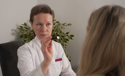 ВСД - это головокружение, слабость, потливость, тахикардия, аритмия, обмороки. Лечение у вегетолога.